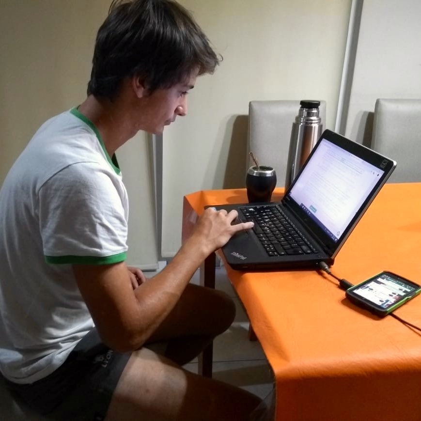 marcos_z's tweet photo. Hoy, en mini historia random: hace cuatro años, nadie quería darle raquetas a Navone, no tenía agencia ni manager. Con unos mails, muchos whatsapp y prometiendo que tenía potencial conseguimos su primer contrato internacional. Nos dieron esto y así lo firmaba. El resto es cine. https://t.co/H2qLUO4ENf