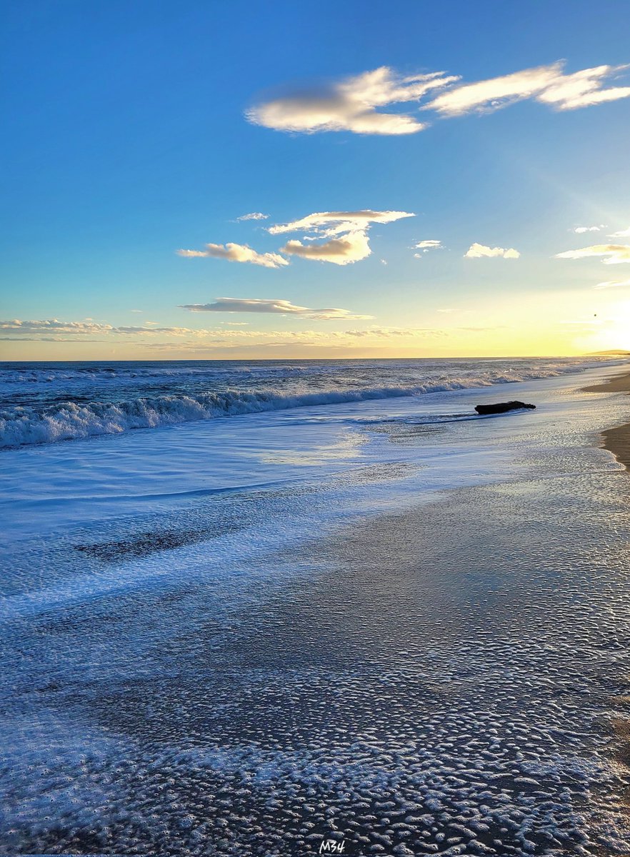 djilin34's tweet image. Je veux la mer,
Du soleil, de la chaleur,
Des couchers de soleil extraordinaire, 
Des couleurs,
Retrouver mes balades en solitaire, 
revenir à mon univers....
🌊💙🧜‍♀️🐚🐬
#Maldupays #MaMerPatrie