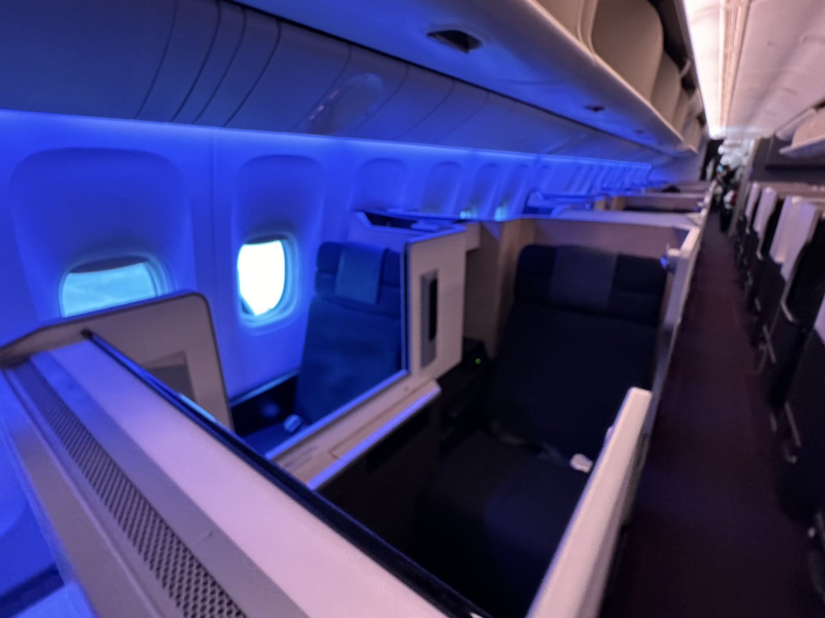 今日は福岡で仕事ということで、朝のJAL便で羽田から福岡へ。今日は