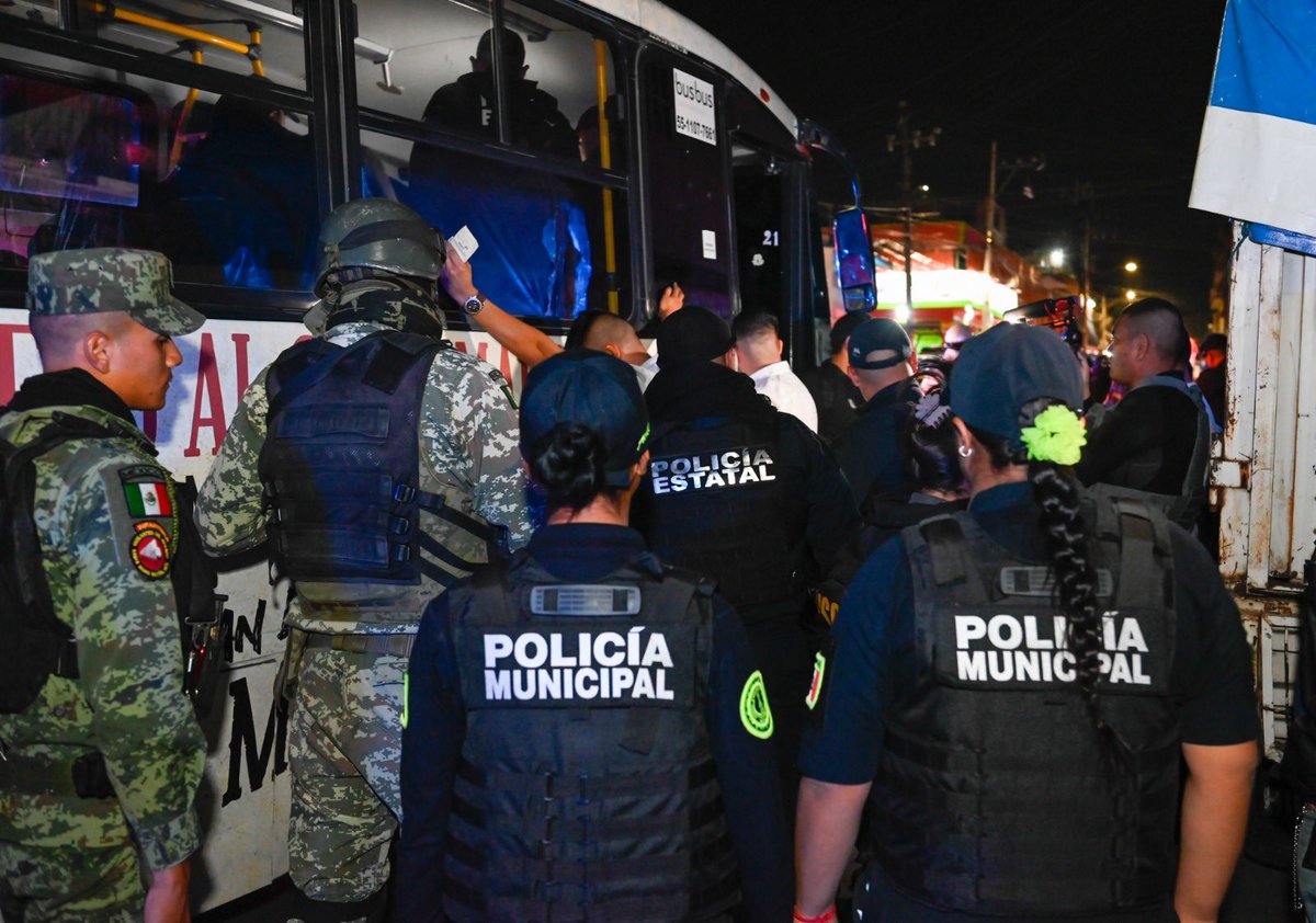 Por delitos contra la salud, quebrantamiento de sellos, portación de arma y tentativa de feminicidio, entre otros, 17 personas fueron detenidas durante un megaoperativo Rastrillo realizado en diversas comunidades de #Naucalpan, con la participación de 660 elementos, 135 unidades