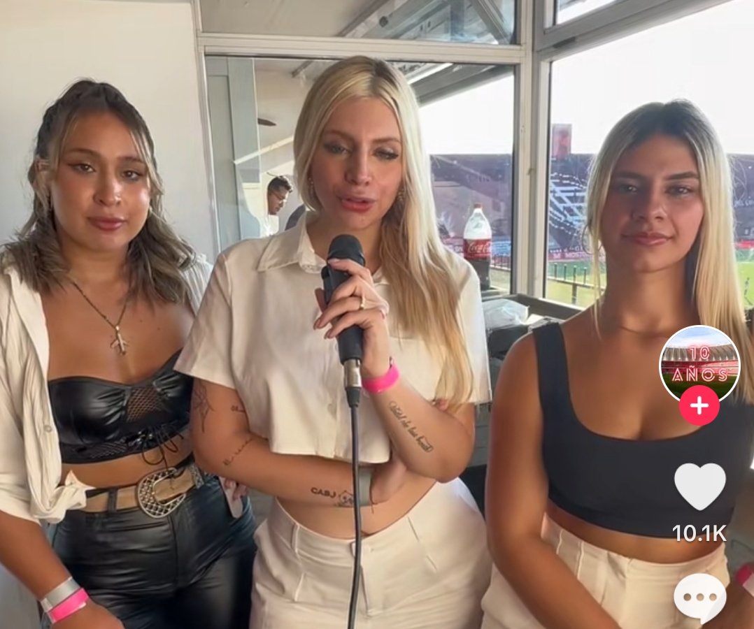 Ingrid_OOC's tweet photo. todo esto hasta que la tipaza se entere que SDR sugirió que al próximo programa vayan ELLAS 💅💋 https://t.co/oYt0Y53aHc