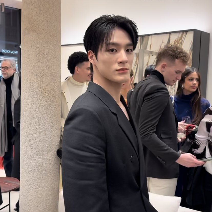 LJNFEED's tweet photo. THE SEXIEST

JENO AT FERRAGAMO MFW 
#FerragamoFW24xJENO 
@Ferragamo https://t.co/Kr7Xy1aeIg