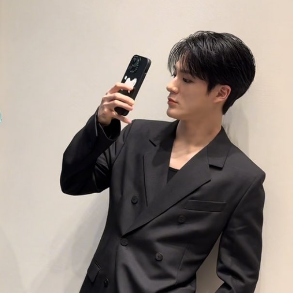 LJNFEED's tweet photo. THE SEXIEST

JENO AT FERRAGAMO MFW 
#FerragamoFW24xJENO 
@Ferragamo https://t.co/Kr7Xy1aeIg