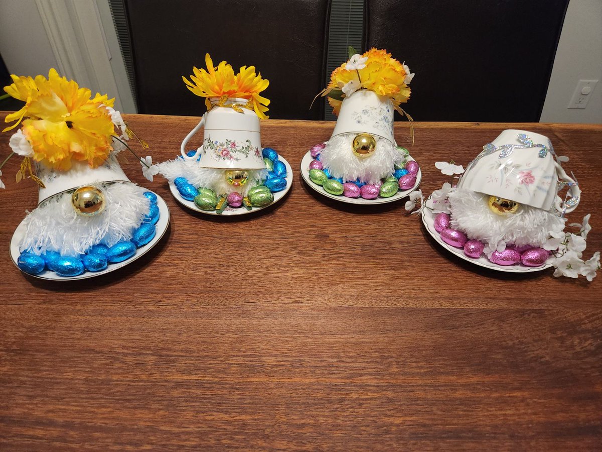 Craft time at the Kraft house ....I'm a little tea pot .....they are gnomes mines the one with legs and a 'eggplant ' 🍆 between the legs ....lol with @Kerry_dAway and the parentals