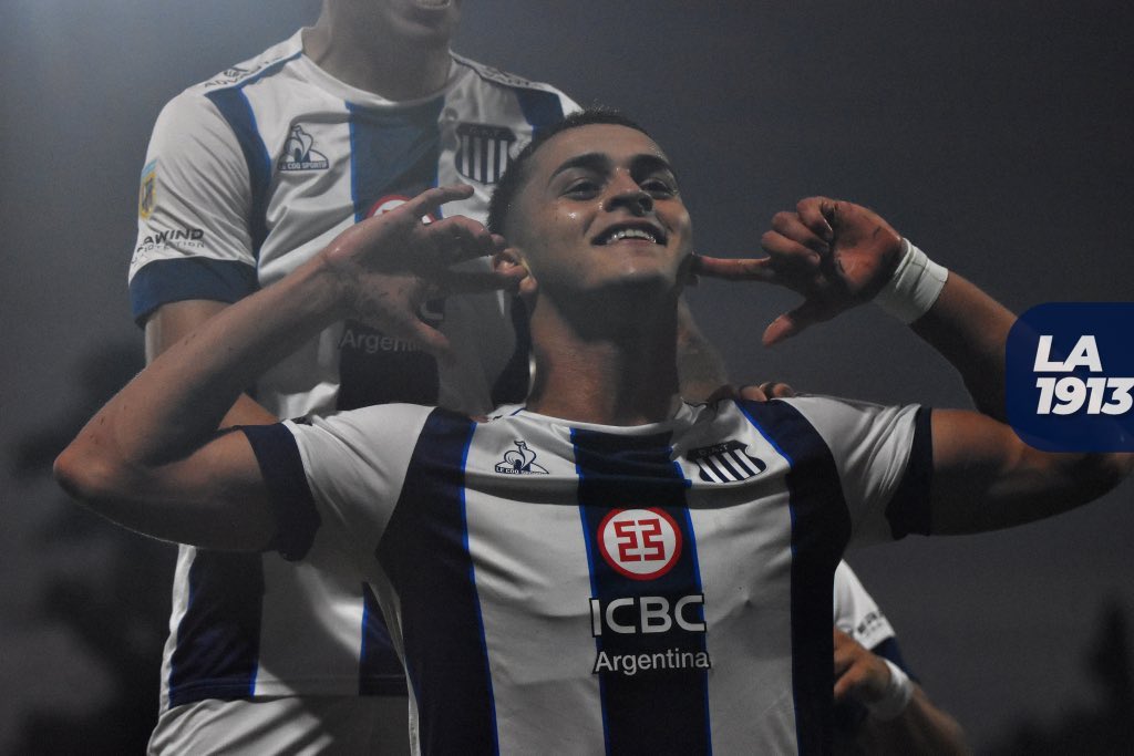 La "Gallina" les quito la alegría nuevamente en Almierdi. 

La "Gallina" no pierde un clásico hace 18 años.

La "Gallina" los hizo cagarse de miedo nuevamente. 

La "Gallina" pelea por salir campeón mientras otros pelean por salir del fondo de la tabla.

La "Gallina" tiene +20.