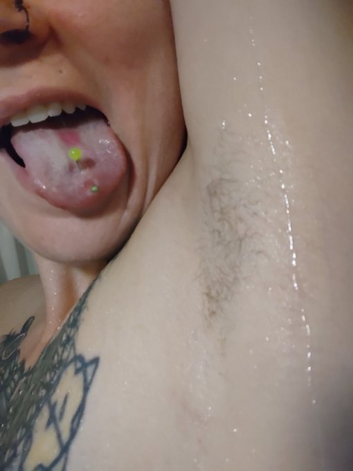 🚫✂️ 2 weeks of no shaving for a custom. I was definitely a hairy hottie. 🚫✂️ Queenfrostbitten https://t