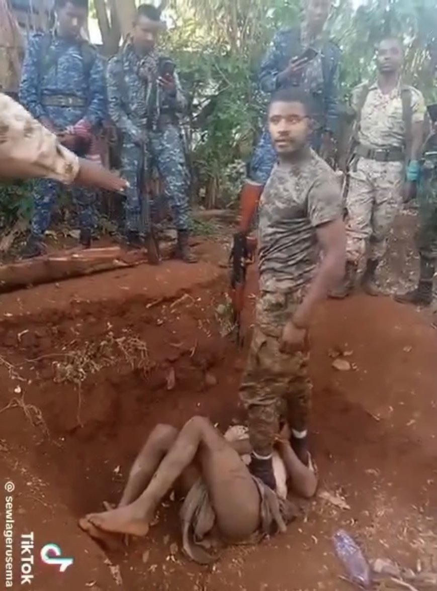 Pray for Ethiopia. 🙏
ኣዲስ ንጉስ እንጂ መቼ ለውጥ መጣ!!
PP is worse than TPLF.