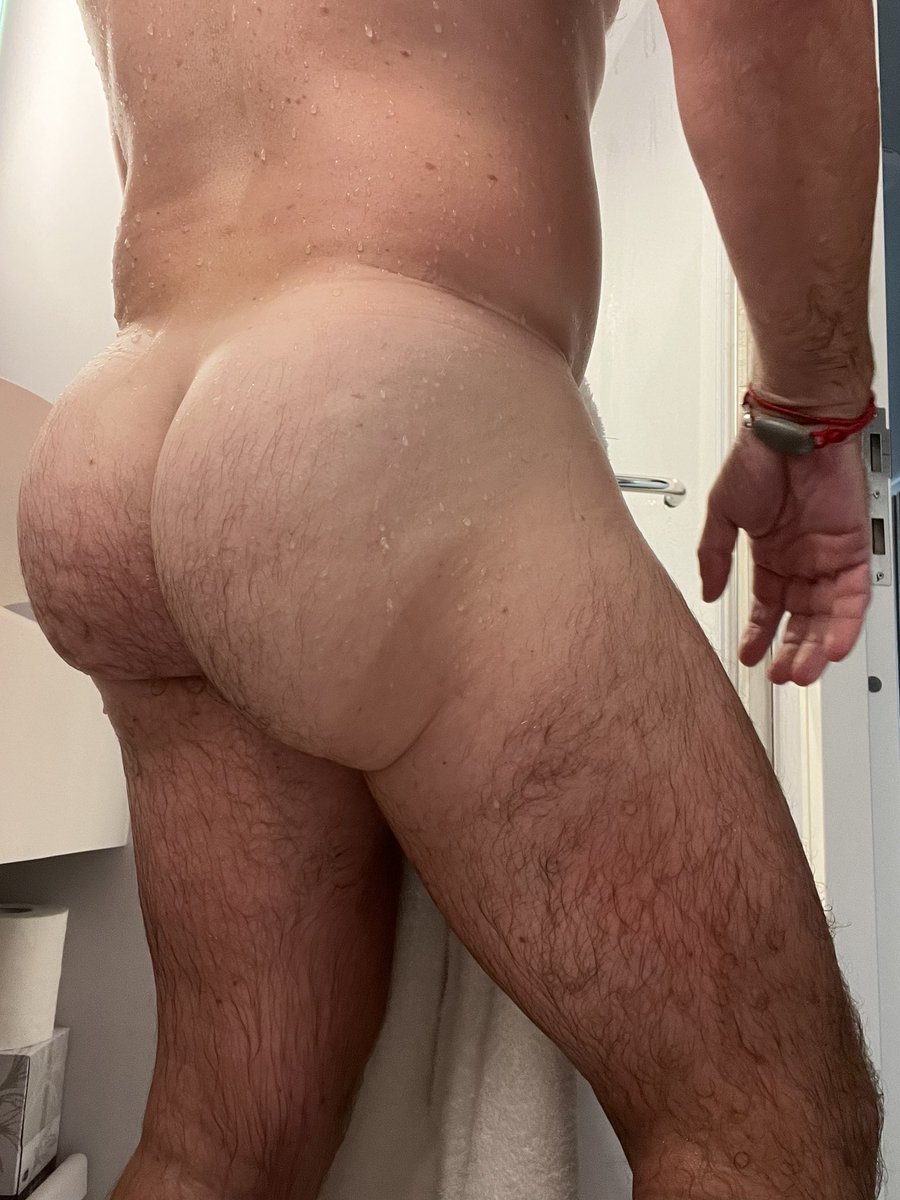 Left or right ? Retweet and I’ll show you my hole! #bubblebutt