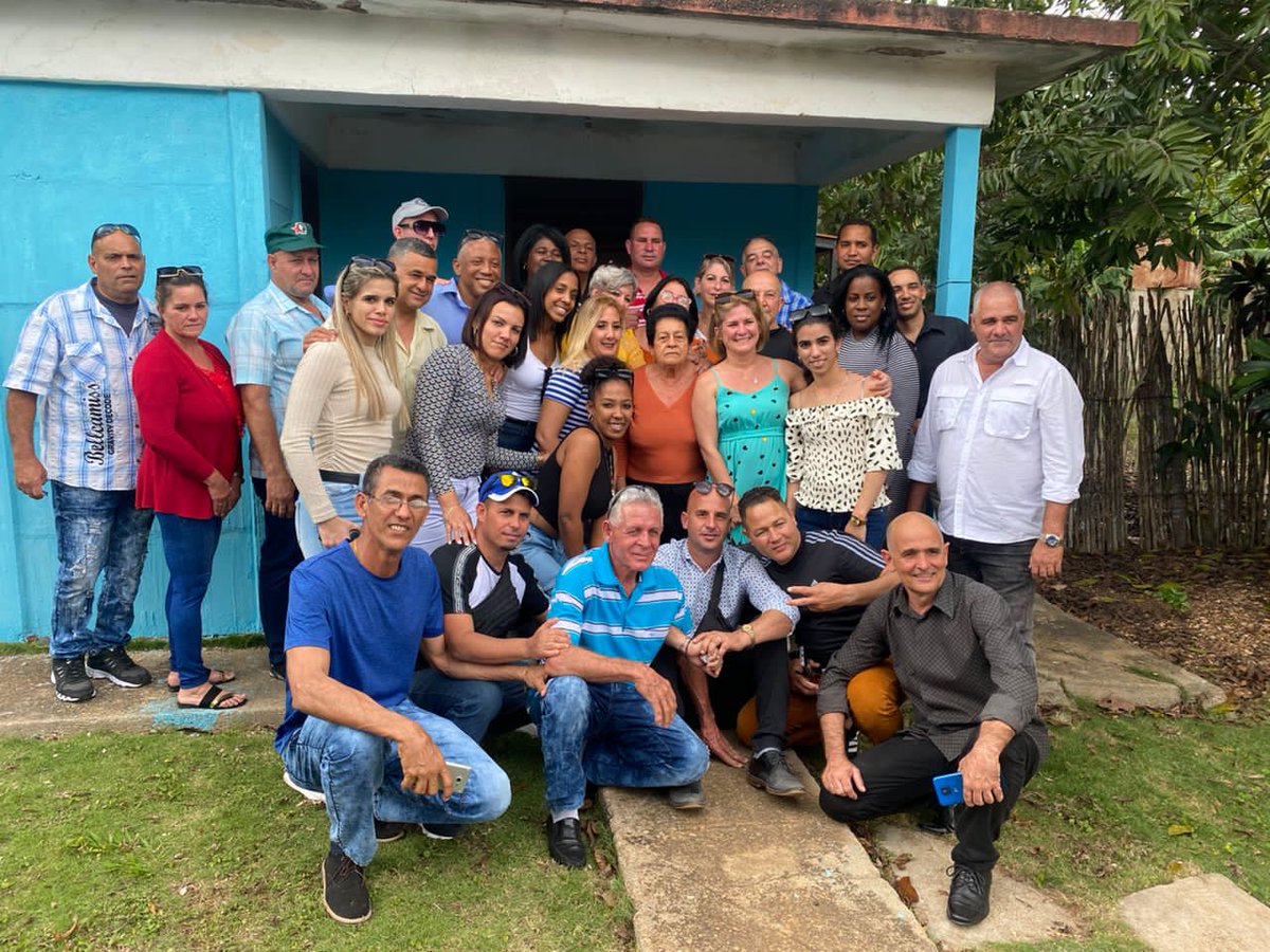 pavon_carbonell's tweet image. Visitan el museo de Playa Girón cuadros de la empresa #PROSA del #GEIQ para firmar el código de ética de los cuadros con la participación de reservas y jóvenes de la cantera del centro. Culminan la jornada visitando a Nemesia en su hogar.#CubaViveEnSuHistoria