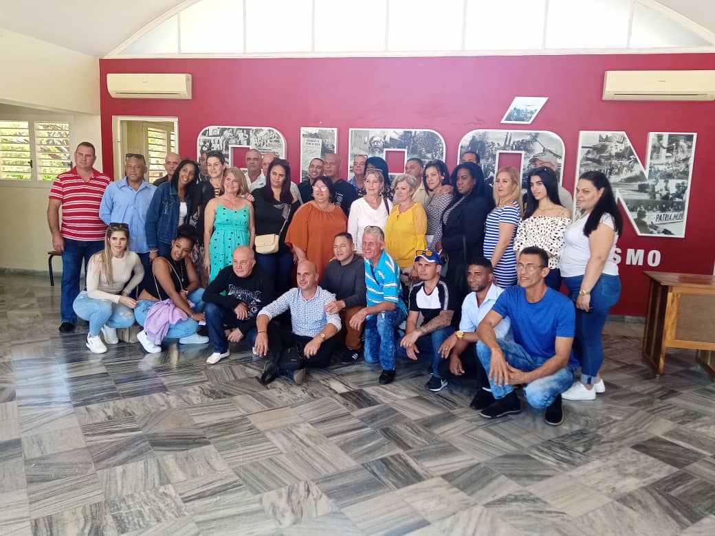 pavon_carbonell's tweet image. Visitan el museo de Playa Girón cuadros de la empresa #PROSA del #GEIQ para firmar el código de ética de los cuadros con la participación de reservas y jóvenes de la cantera del centro. Culminan la jornada visitando a Nemesia en su hogar.#CubaViveEnSuHistoria