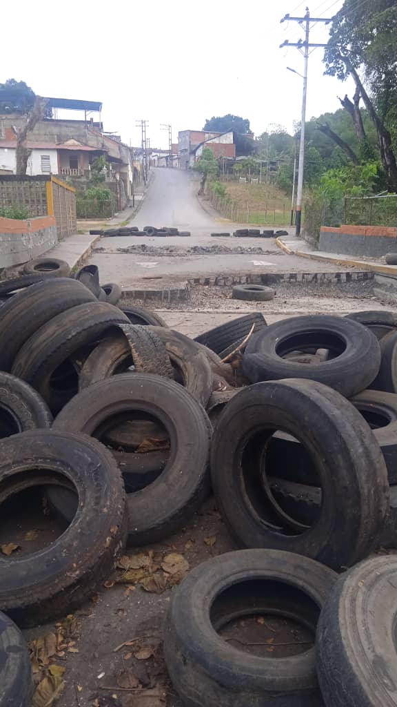 JeanCRodriguez_'s tweet photo. #UnaMentiraMás/Ya ha transcurrido más de un año desde que se desplomó el puente en la prolongación de la calle Bolívar del municipio Tomás Lander, estado Miranda, a la altura de la salida del terminal de pasajeros de Ocumare del Tuy, y los gobernantes del Psuv siguen en su mundo. https://t.co/nldlQUOSFC