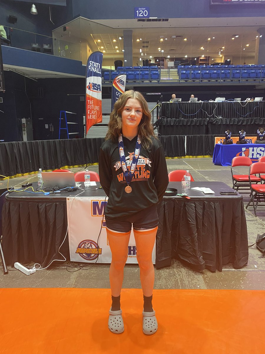 Congrats to our two first ever IHSA state girls wrestling state place winners! 

105 - Alex Gregorio-Perez - 6th 
115 - Reese Zimmer - 6th 

@1barbathletics #1barb #proudlydekalb