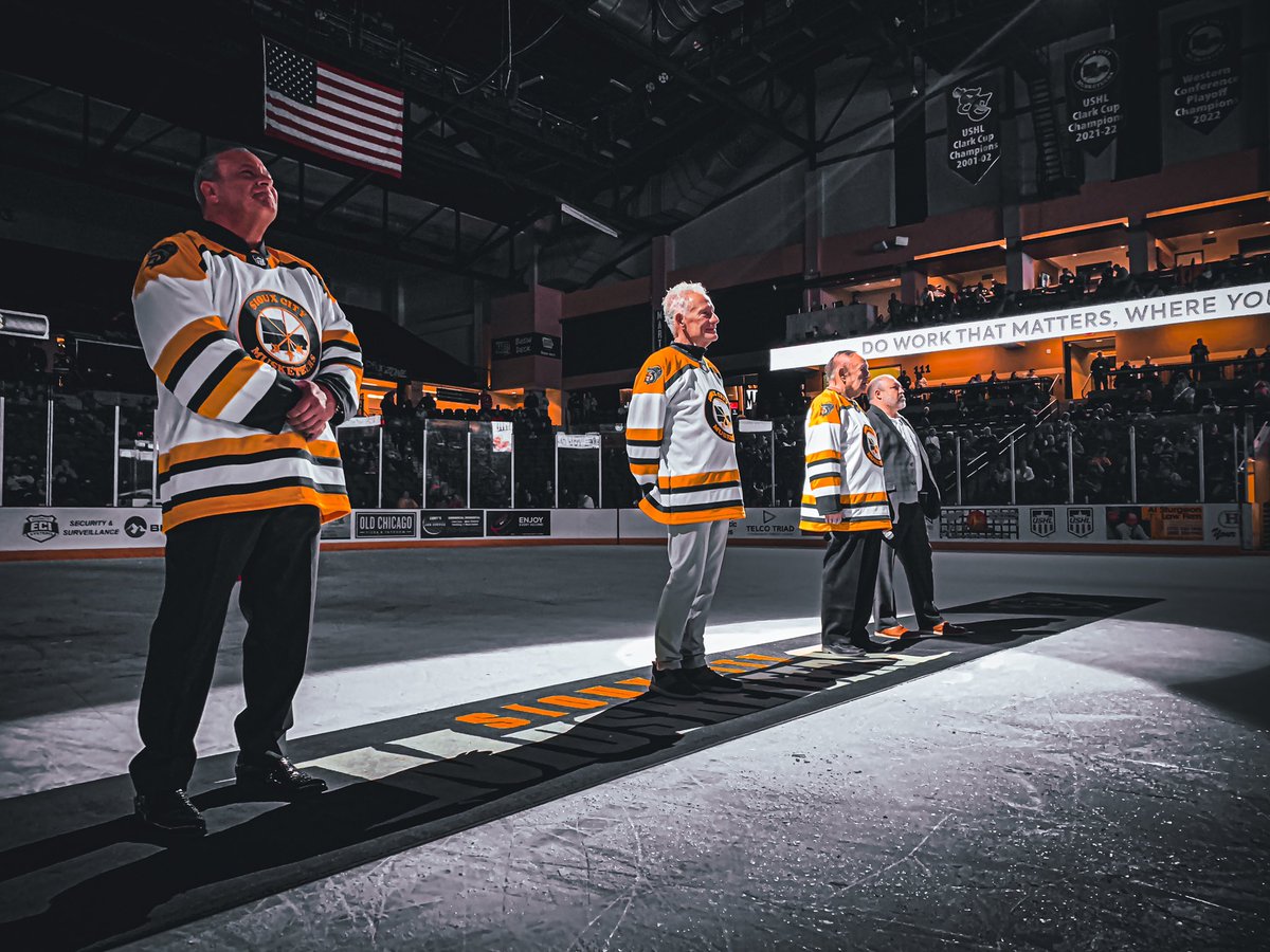 Musketeerhockey's tweet image. The Musketeers are not what they are today with out these three who tonight we’re inducted into our Ring of Honor. Gary Lipshutz, Jim Peck and Scott Shoffstall. Congratulations gentlemen and thank you for all you’ve done for this organization 

#SCMusketeers | #USHL | #SiouxCity
