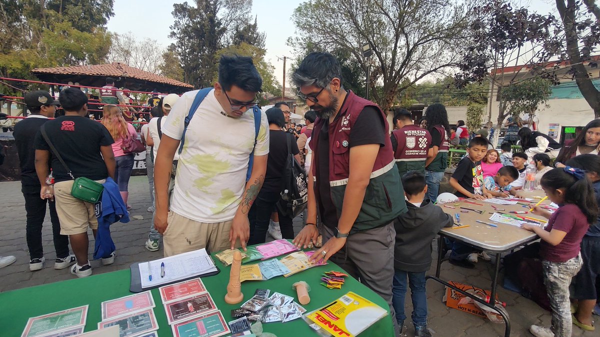 saludsexINJUVE's tweet photo. 1/2 Hoy es Viernes y toca... #CaéleAlPunto en esta ocasión le caímos a la alcaldía #Xochimilco dónde estuvimos brindando información de #MetodosAnticonceptivos #UsoCorrectoDelCondón #EmbarazoAdolescente y obsequiando los tan codiciados #Nuevoskit's de #CondonesGRATIS https://t.co/BX2kvnpNLz