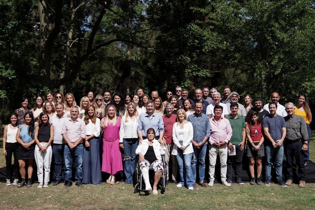 Participamos de la reunión del Consejo del <a href="/BonaerensePJ/">PJ Provincia de Buenos Aires</a>, presidida por Máximo Kirchner. El gobierno nacional tiene que respetar el federalismo consagrado en la Constitución. 
La defensa de los recursos del pueblo bonaerense no es negociable. 
La Patria no se vende.