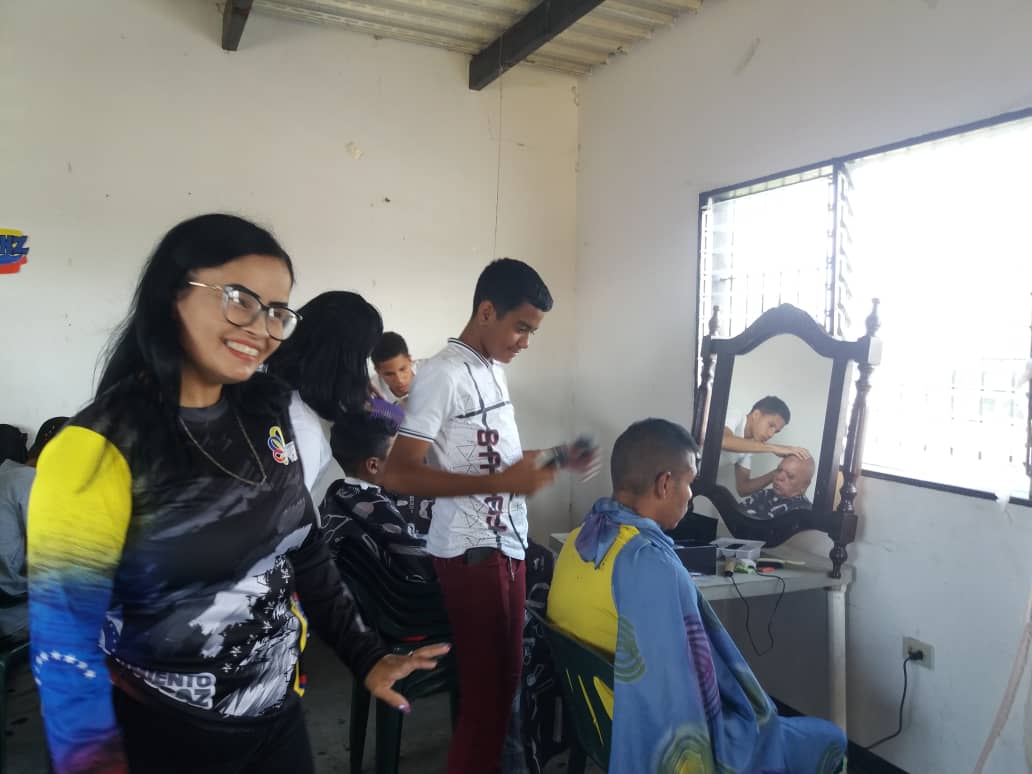 Hoy nos visitó una gran Amiga <a href="/mayraal93560722/">Mayra Álvarez</a> del <a href="/fundacion_mpv/">Fundación Movimiento por la Paz y la Vida Vzla</a> <a href="/MPV_Araguaa/">Movimiento Por La Paz y La Vida Aragua.</a> a nuestro Curso de Barberia gracias a las políticas de nuestro Presidente <a href="/NicolasMaduro/">Nicolás Maduro</a> <a href="/vargas_mimou/">Alexander Mimou Vargas</a> mil Gracias