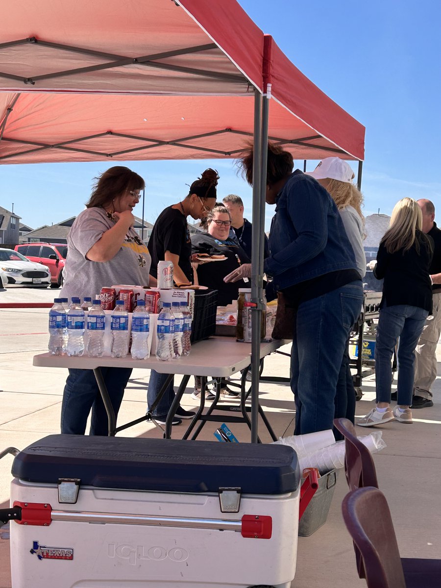 OfficialCISD's tweet image. 🍔 Burgers with the Boss (Superintendent and Leadership team) with Opal Smith on Friday! Great times hanging out and appreciating our great staff members! #CISDBelieves #CISDGrows