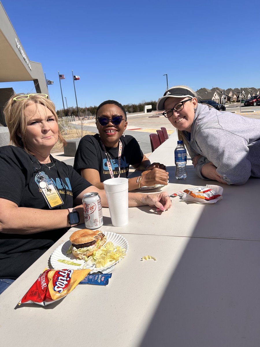 OfficialCISD's tweet image. 🍔 Burgers with the Boss (Superintendent and Leadership team) with Opal Smith on Friday! Great times hanging out and appreciating our great staff members! #CISDBelieves #CISDGrows