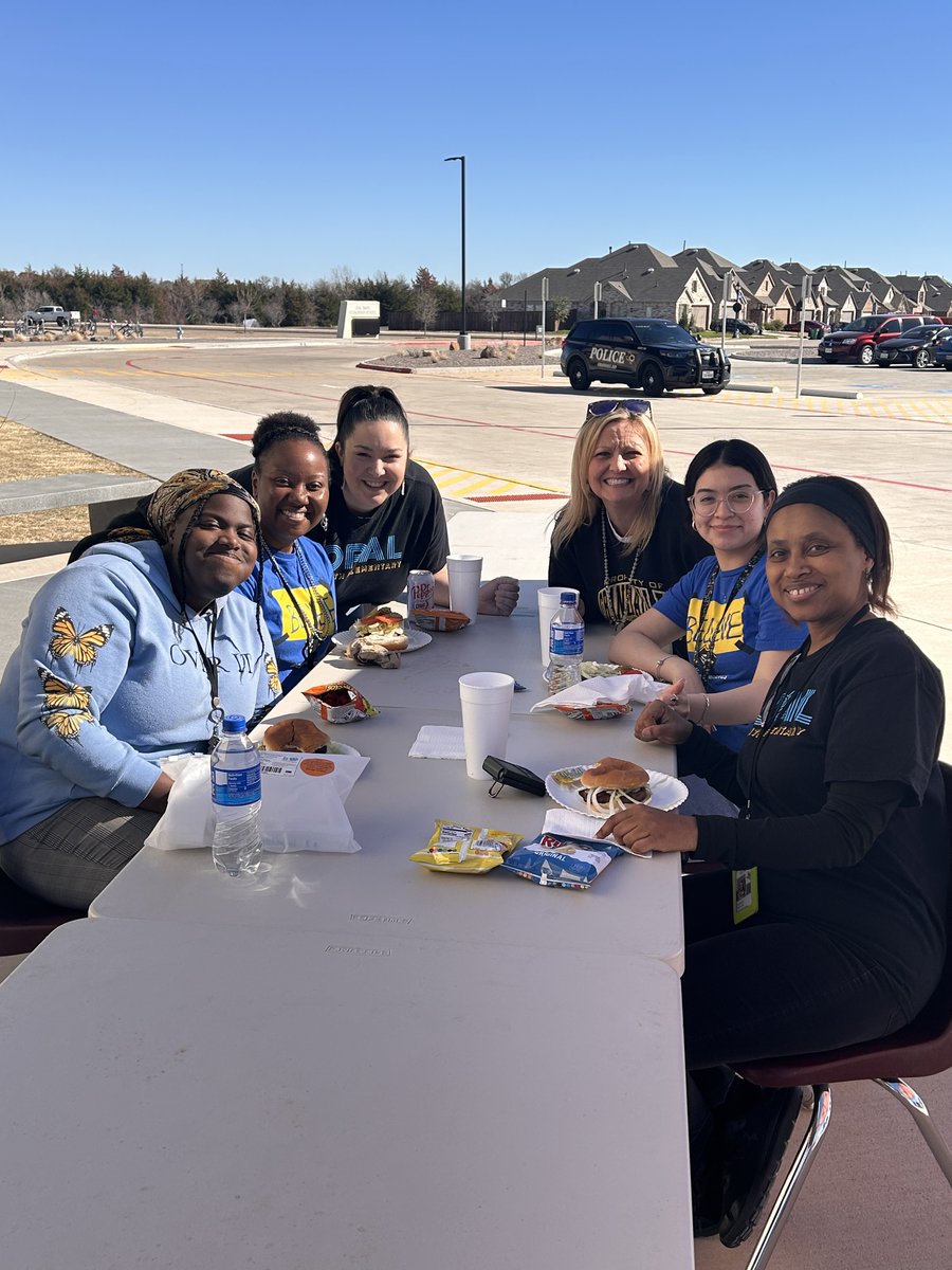 OfficialCISD's tweet image. 🍔 Burgers with the Boss (Superintendent and Leadership team) with Opal Smith on Friday! Great times hanging out and appreciating our great staff members! #CISDBelieves #CISDGrows