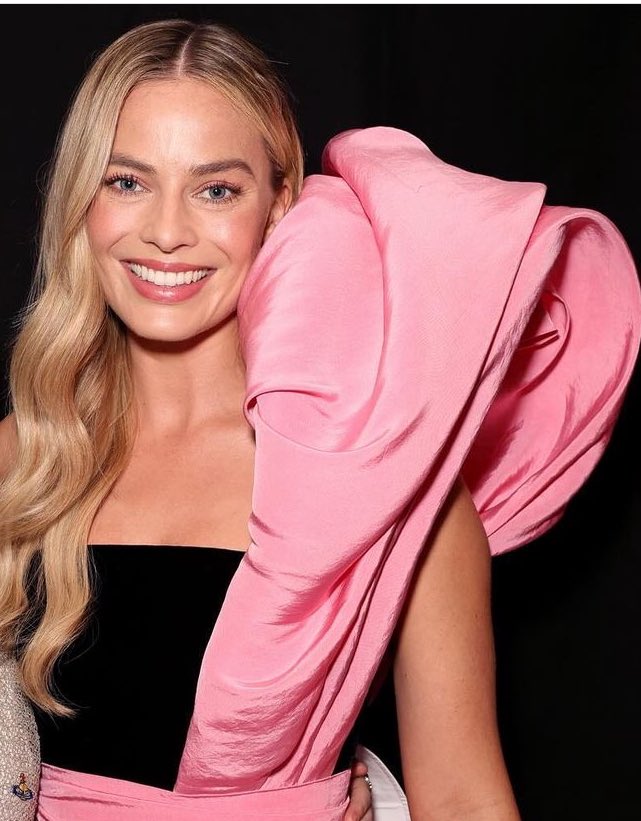 It’s giving…  #SAGAwards #MargotRobbie