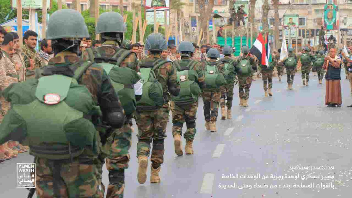 سلاحه-ذخيرته-بدلته -بيادته-عدته(من صنع بلاده)
يسير تحت سماها ويمشي ملكا
يحمي شعبه بحبات العيون ويروي أرضه بالأحمرالقاني 
يضحي بكرم وينكل بسخاء 
لايستنجدشرقا ولا غربا
لا ينحني لاينثني
ولا يبيع ع الرصيف
أيهاالبائسون نحن نبني دولة ونصنع تاريخ ونرسم مجد اليمن ولن تطفيءالأقزام نورالله