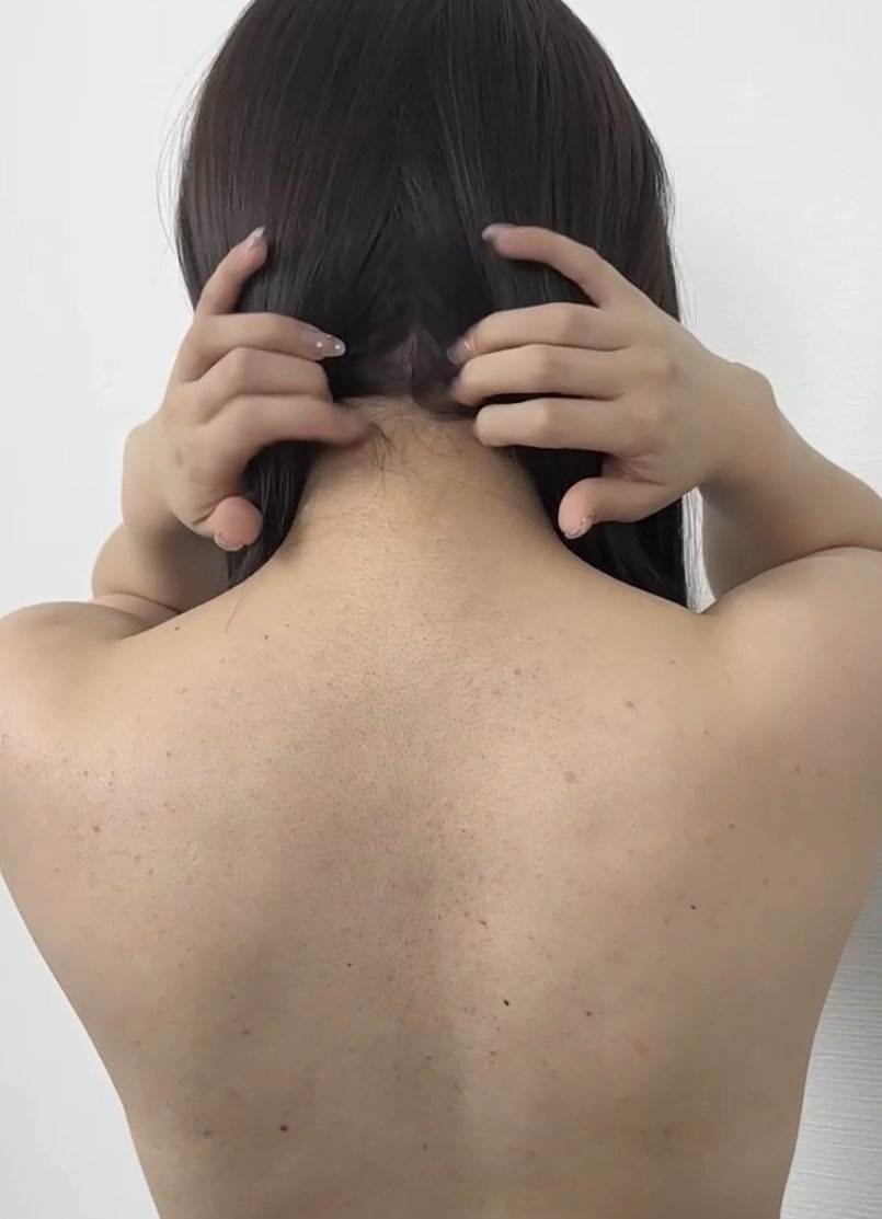 うなじを楽しみながら背後から
首を絞めたい

ムダ毛の残るうなじの方が
色っぽく感じるのは
私だけでしょうか？