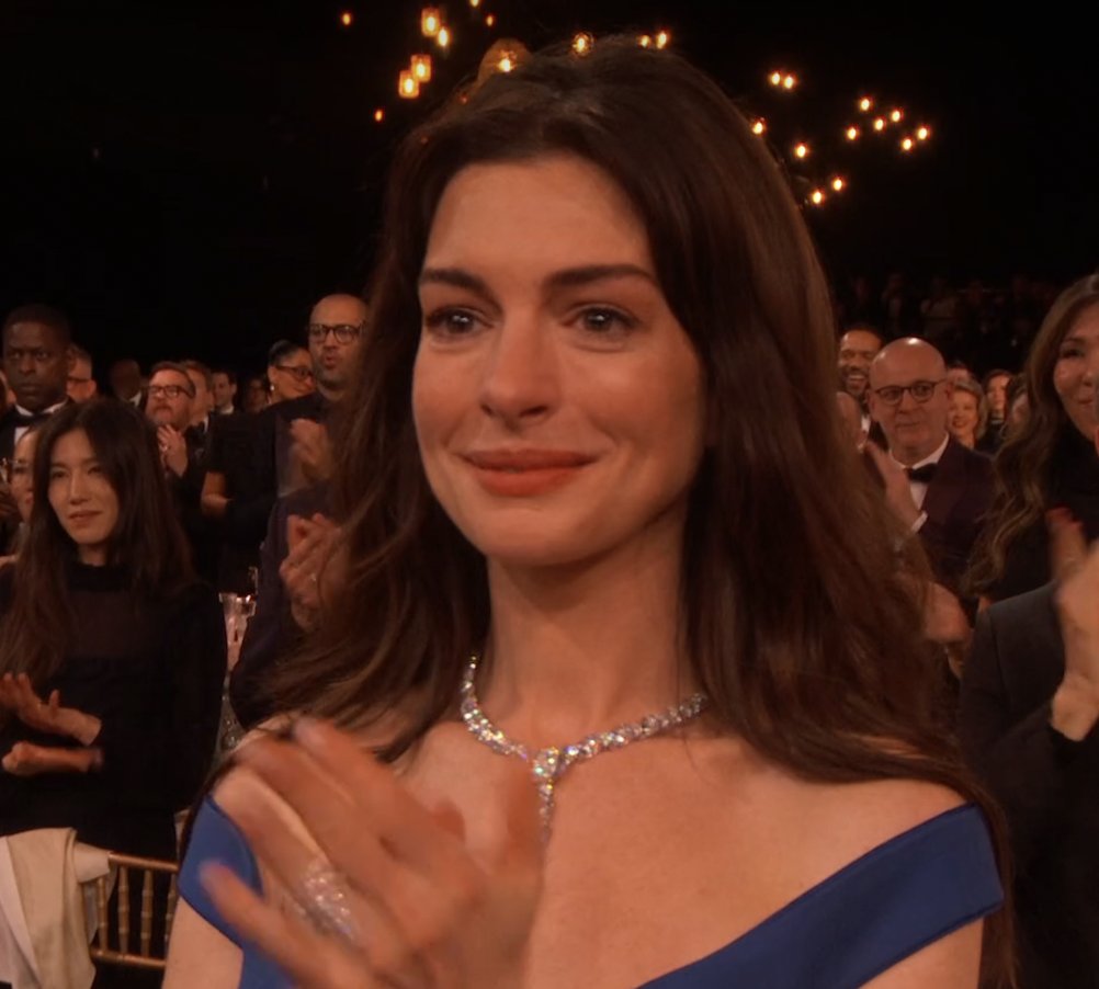Anne Hathaway is SUCH a gay man #SAGAwards