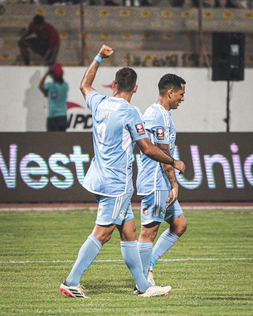 jugada_pre's tweet photo. ¡DE LA MANO DE CAUTE! 🔝
@ClubSCristal 🔵⚪ ganó, gustó y goleó a domicilio, la víctima fue Carlos A. Mannucci 🔵🔴⚪. Nuevamente Martin Cauteruccio 🇺🇾 fue la figura al marcar red goles, está ON FIRE 🔥. https://t.co/0XR4Y4Cw3W