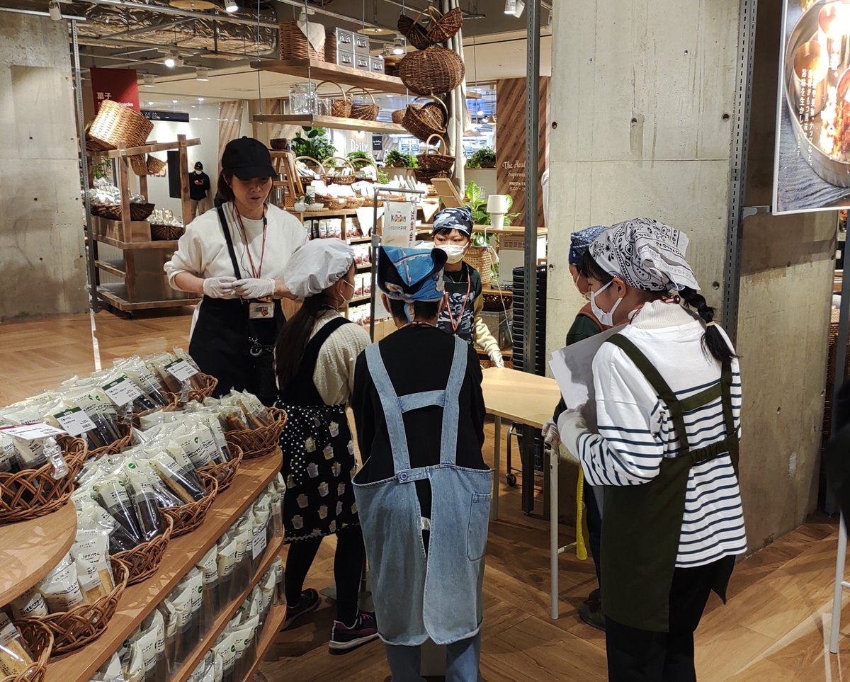 kodomomirai0808's tweet photo. #無印良品アルパーク広島
 での【#試食販売】体験編 
準備が整い、間もなく
試食販売、始まります！
　
午後もキッズ達による
試食販売、15時頃から
あります。よかったら
無印良品アルパーク店に
是非お越しください(≧▽≦)

  #広島 #お仕事体験 https://t.co/1wg0ukdaxh