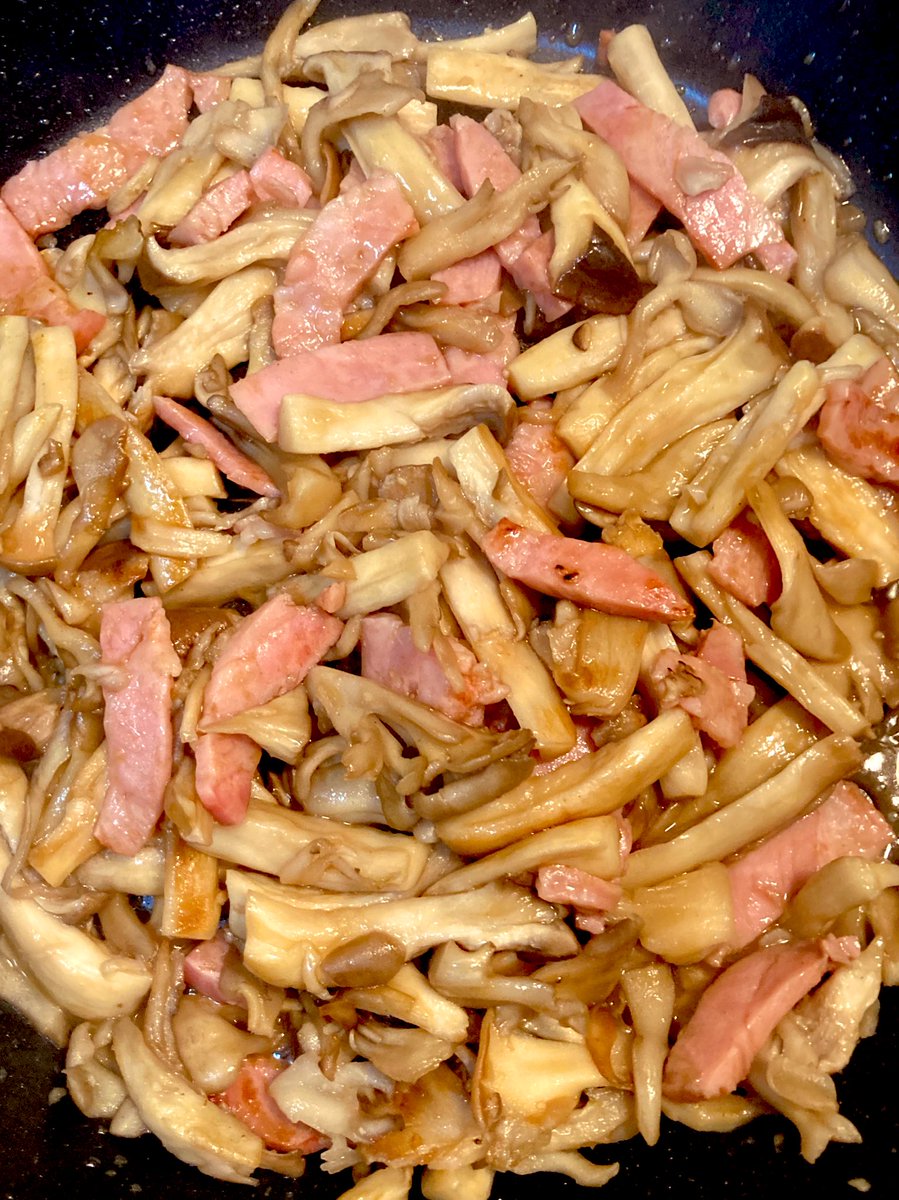 とりあえずパスタ用の具材を仕込みます♪
エリンギ
マイタケ
ベーコン
パターと醤油で炒めつつ麺つゆで味調整✨✨
はぁ〜香りがヤバいっ