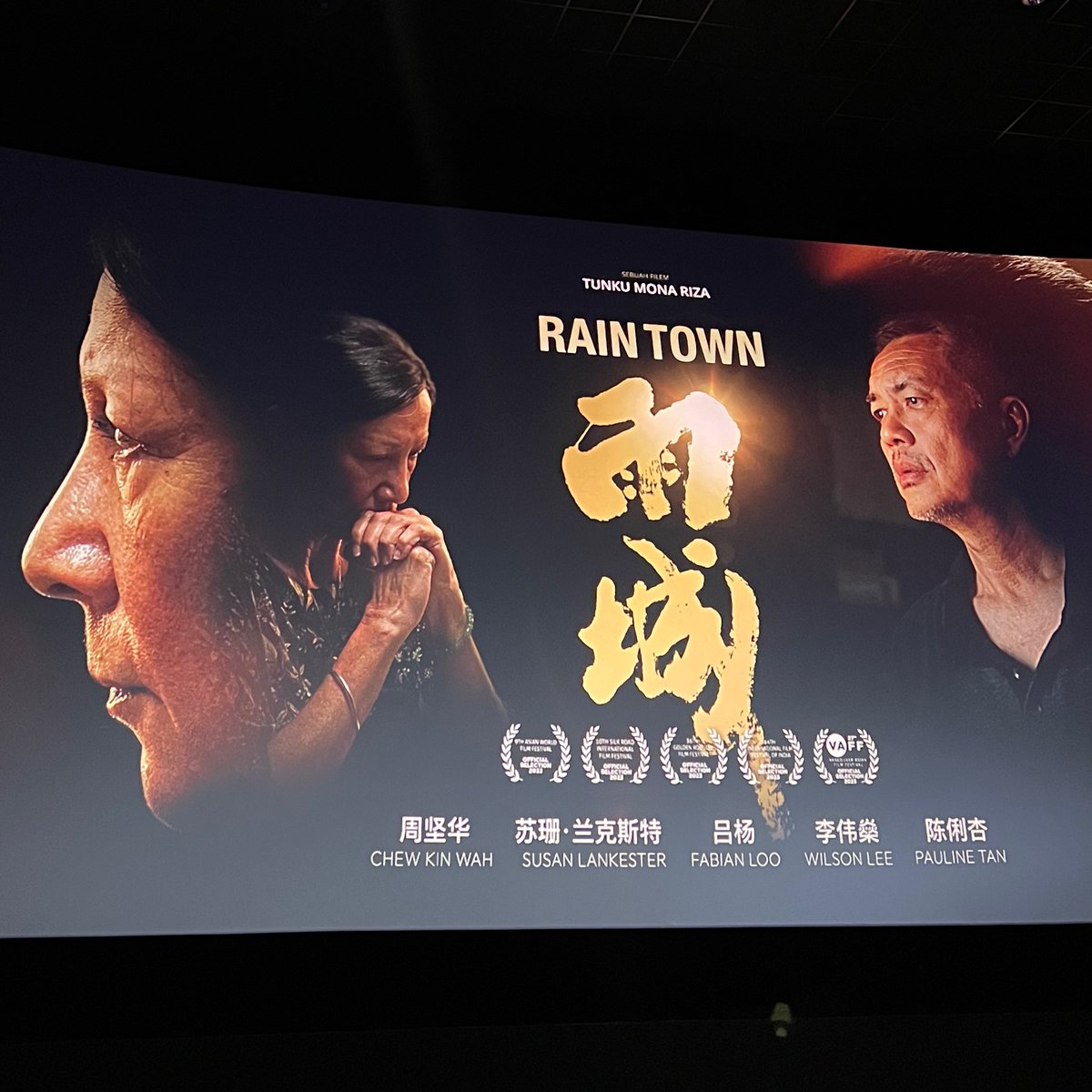 amerhadiazmi's tweet image. Finally found time to watch #RainTown. Wonderful tear-jerker slice of life drama of a family going through changes. @suelanks was excellent as the matriarch and @chewkinwah was very slappable. 😂

The hall was half-filled for a 10pm slot at Pyramid. I hope they get another week.