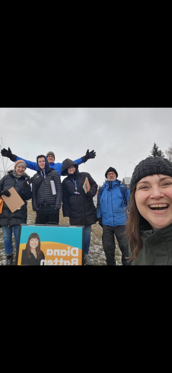 I like my #MLA’s to do what they say they’ll do. So despite the cold &snow this morning @DianaBatten_ & her amazing team were out talking to #yycacadia hearing their issues& concerns to bring forward to #ableg. Just like she said she would. She is the mla for ALL #CaringForAcadia