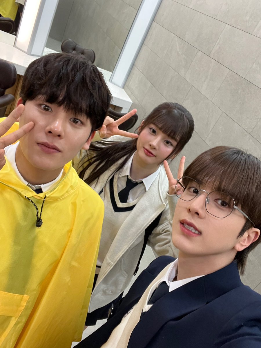 MBCMusicCore's tweet photo. 정하 생일맞이 음중고 엠씨반 3인방으로 변신✌🏻
뭐든 다 잘하는 반장 영훈이랑
예쁜 전학생 윤아랑
생일이라 기분 날아갈 거 같은 정하랑 한 컷! 
우리 우정 뽀레버〰️💗

#THEBOYZ #더보이즈 #영훈
@IST_THEBOYZ @WE_THE_BOYZ
#NMIXX #설윤 @NMIXX_official
#이정하 @NAMOOACTORS2004 https://t.co/KHabRUkibj
