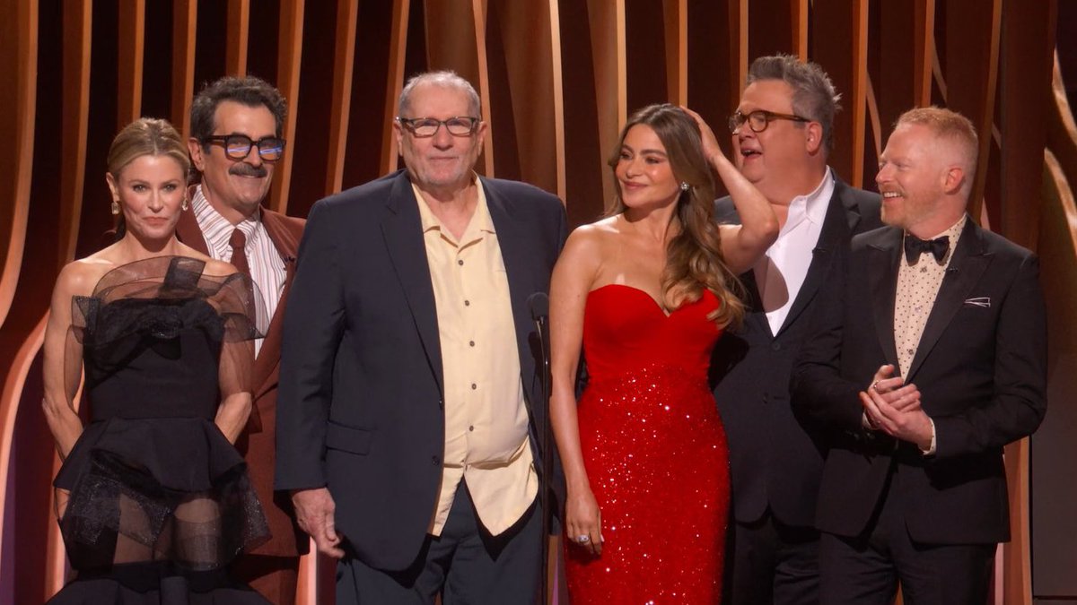 porktendencia's tweet photo. “Modern Family”:
Porque su cast se reunió en los #SAGAwards. https://t.co/rArhT1hult