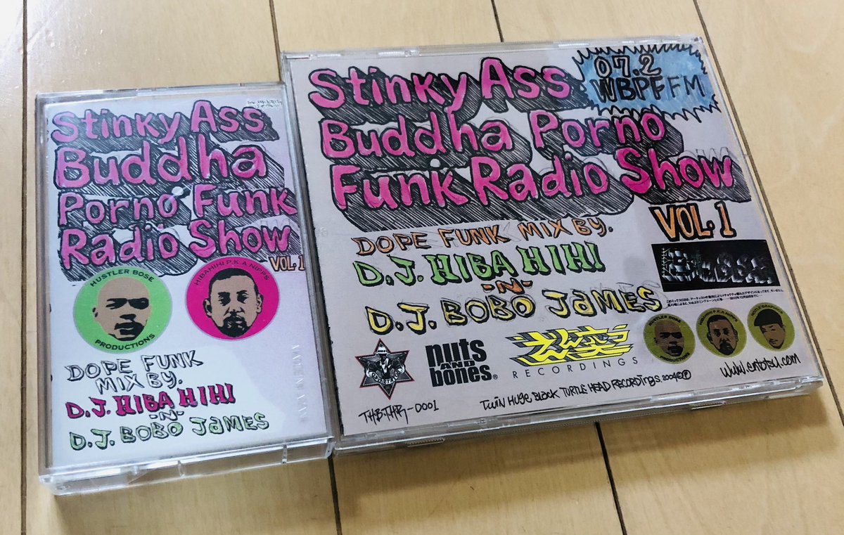 VinylDealerBB's tweet image. #DevLarge と #Nipps の架空ラジオプログラム(ミックスCD)は全4作品がリリースされてますが、ミックステープ版も存在するのはVOL.1のみ。テープが90分弱、CDは74分でテープの方が長いんで、テープこそが完全版！両方揃えてこそのブッダマニア(ILLSON)と言えるはず。。#BuddhaBrandを止めるな