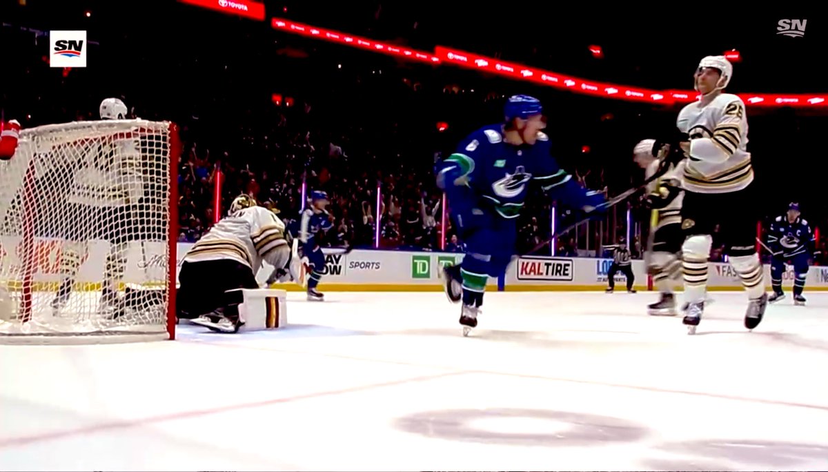 YYCguy7's tweet image. It’s crazy that Swayman got snubbed by another #canucks player for a hug. #OTWinner