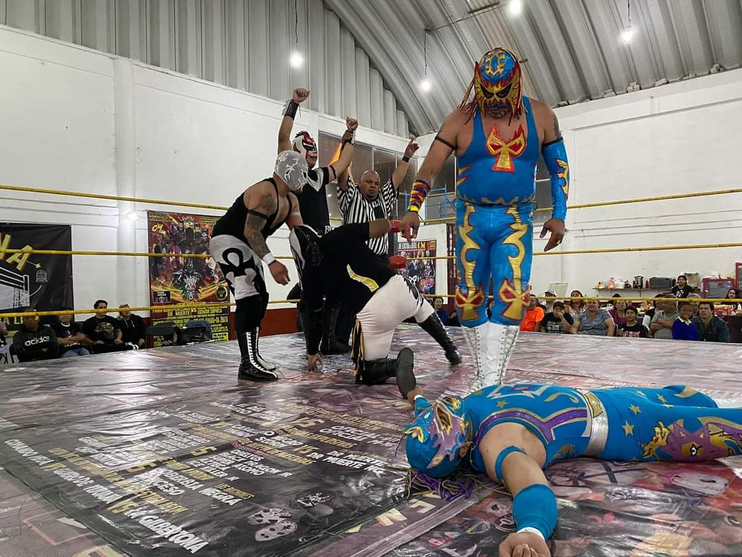 LaTijeraLucha's tweet image. En un reñido encuentro #BlackDragonNG, #BlacDragonJr y #Obelyus se logran llevar la victoria ante #Radiante, #Magestic acompañados de su señor padre #Xibalba en una batalla que prendió al público del #CentroCivicoChamizal con #LuchalibreCM, donde salen las primeras monedas...