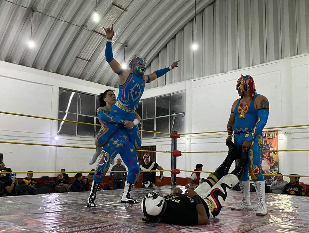 LaTijeraLucha's tweet image. En un reñido encuentro #BlackDragonNG, #BlacDragonJr y #Obelyus se logran llevar la victoria ante #Radiante, #Magestic acompañados de su señor padre #Xibalba en una batalla que prendió al público del #CentroCivicoChamizal con #LuchalibreCM, donde salen las primeras monedas...