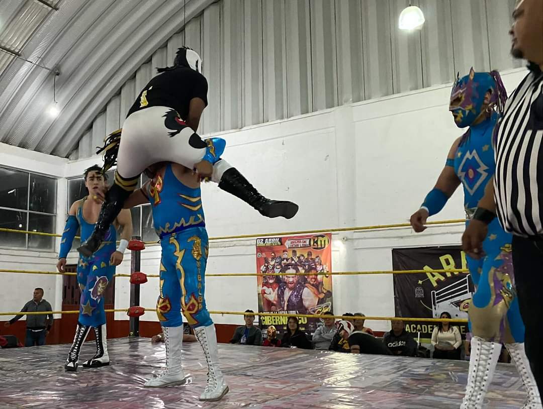 LaTijeraLucha's tweet image. En un reñido encuentro #BlackDragonNG, #BlacDragonJr y #Obelyus se logran llevar la victoria ante #Radiante, #Magestic acompañados de su señor padre #Xibalba en una batalla que prendió al público del #CentroCivicoChamizal con #LuchalibreCM, donde salen las primeras monedas...