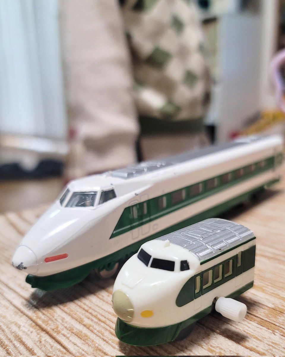 緑色の新幹線に
ハマっている👦🏼(鉄オタ見習い中)

この2つの車両の違いは何でしょう？
違いについて問われたのですが
ネットで調べても私の脳ではイマイチ理解出来なくて…

詳しい方いますか？

「200系新幹線」との認識だけで
デザイン違うけど同じなのでしょうか？