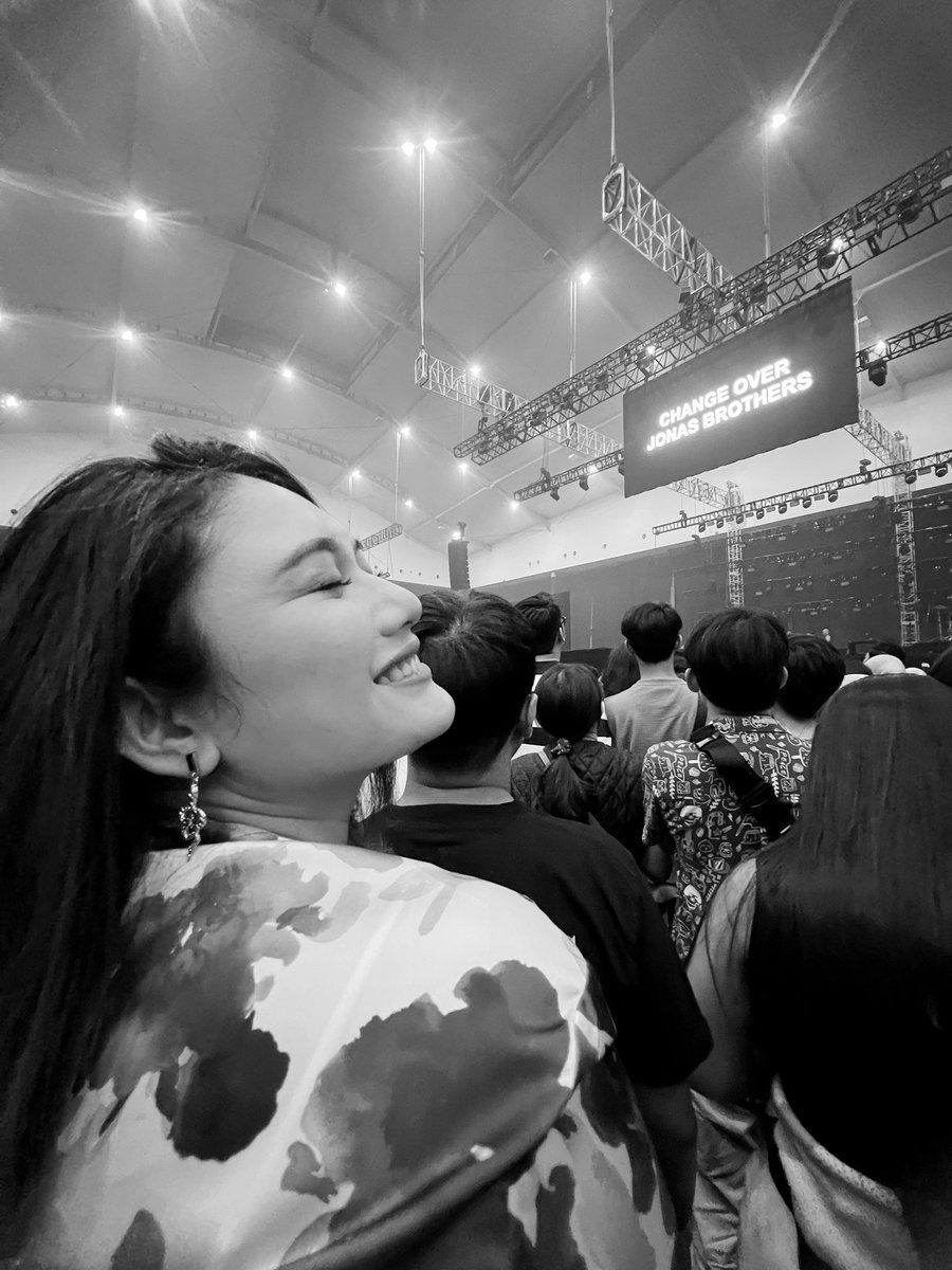imyouregirl's tweet photo. Thank you @jonasbrothers for making my childhood dream a reality! Feeding my innerchild work, and processing a lot of emotions in your The Tour Concert @ Jakarta last night was AMAZING!! Our 17 years of waiting was worth it!! ❤️ https://t.co/06YKCXVDSI