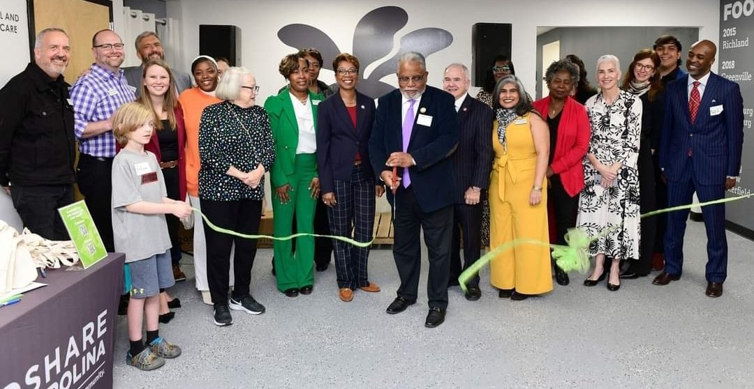 bdeline's tweet photo. Thank you, Rep. Leon Howard, for your love of people and efforts to support FoodShare of South Carolina...We envision a food system that nourishes all people in our State. @leonhowardsc76 @SCHouseDems @SCdems @SCSenateDems @schousespeaker @thestate @wistv @WLTX @wachfox https://t.co/vhyhQUaGTX