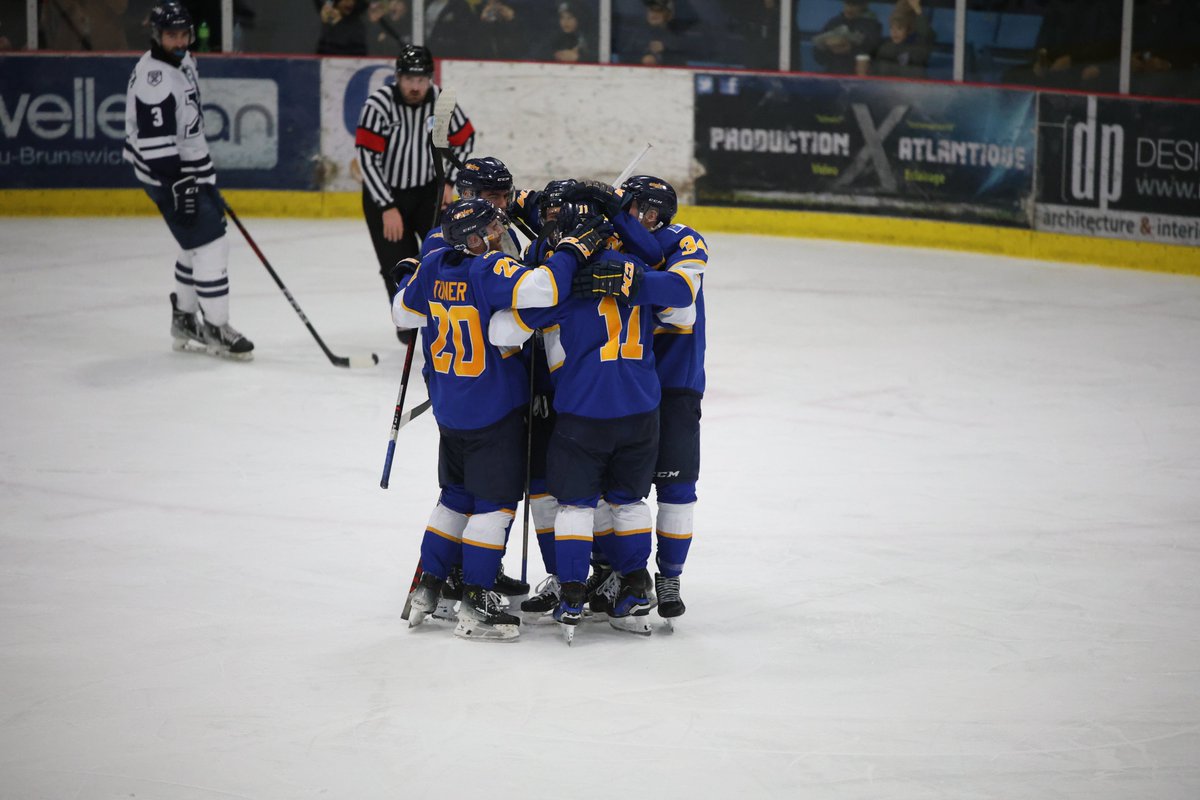 legern_'s tweet photo. @aiglesbleus @aigles_hockey 5 @StFXAthletics 2 hockey masculin @AUS_SUA samedi soir. Moncton mène série demi-finale 2 à 0 en 3 de 5, 3e joute mardi à Antigonish. 2 buts de Jacob Dion, Rémy Angelhart, Jeremy Lapointe, et Yannic Bastarache. Belle performance gardien Olivier Adam. https://t.co/dkbOljkERw