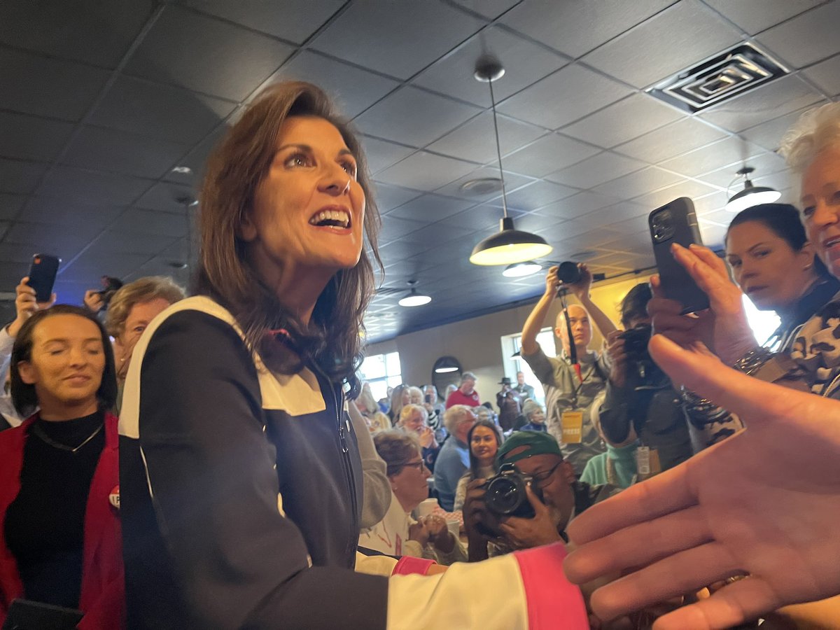 pascalweberdc's tweet image. „Solange d Mehrheit weder Donald #Trump noch Joe #Biden will werde ich weiterkämpfen.“ Entweder macht Nikki #Haley weiter, um im Rennen zu sein falls Trump doch noch ausfällt. Oder sie überlegt sich eine unabhängige, dritte Kandidatur… just thinking… #uselections #SouthCarolina