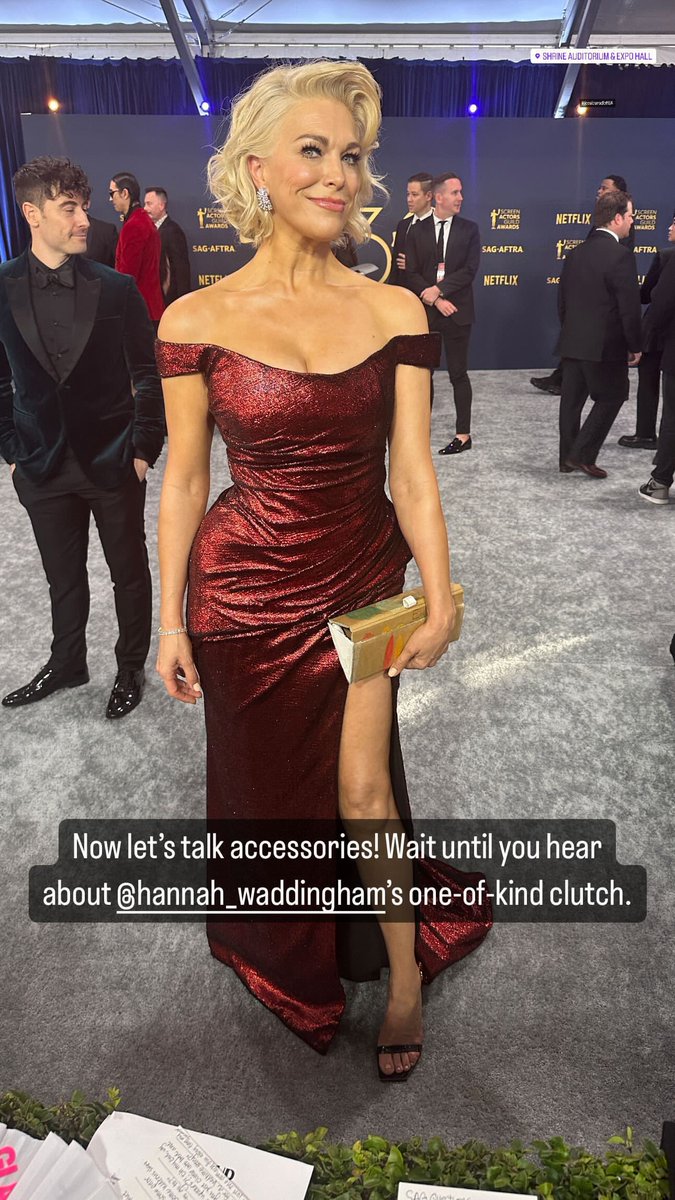 HWaddinghamFans's tweet photo. 🎥: Hannah Waddingham on the red carpet of the #SAGAwards talking about the clutch her 9 year old daughter made her for the night 🥹

[via @glamourmag IG] https://t.co/SNlyDobAOw