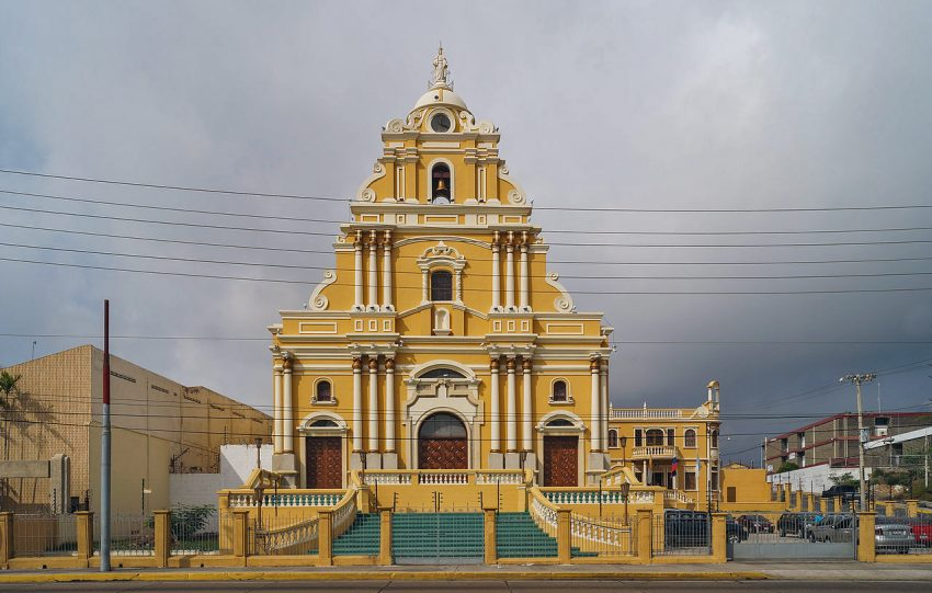 infopublicave's tweet photo. #EnZulia: la corona de la Virgen de la Milagrosa fue robada por delincuentes que entraron a la  Iglesia de Nuestra Señora de la Medalla Milagrosa, de donde sustrajeron otros objetos de valor. El secretario de Seguridad de la Alcaldía de Maracaibo, David Barroso, confirmó el robo. https://t.co/ihxd6CpMe9