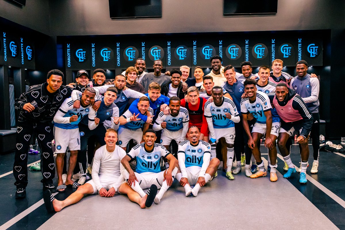 THE SQUAD 🤗

#ForTheCrown