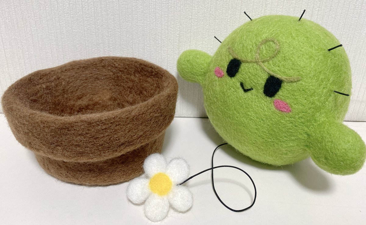 遂に！羊毛フェルトで完成しましたー！👏✨✨🎉🎉 植木鉢の底の穴から