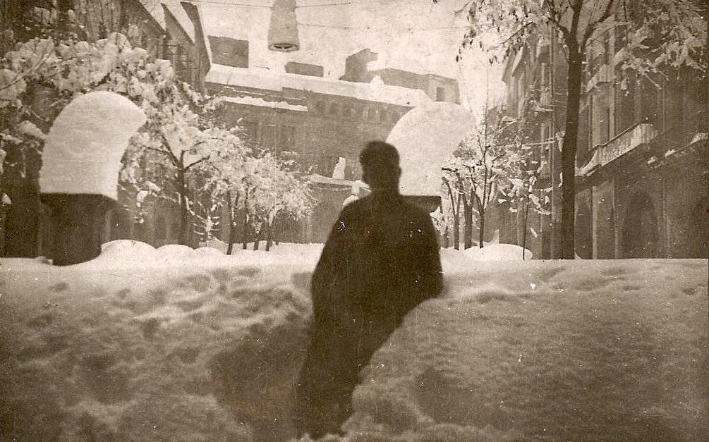 🤔#SabiesQuè? Es compleixen 80 anys de la nevada històrica que va cobrir Falset amb 180 centímetres de neu, convertint-se amb el lloc amb més neu registrada entre els dies 23 i 26 de febrer de 1944. 

Fotos: FalsetVaDeRetro