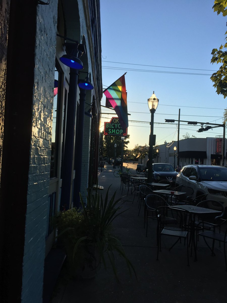 emrez21's tweet image. The first time I saw a Pride flag hanging in public. Mobile, AL 2018